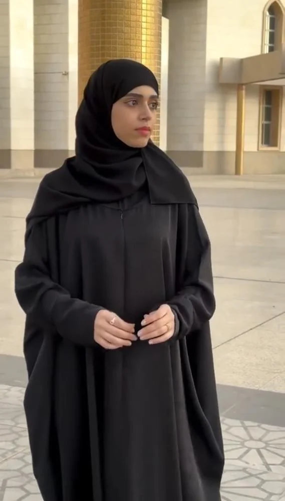 🕋 عباية العمرة – راحة وأناقة في كل خطوة